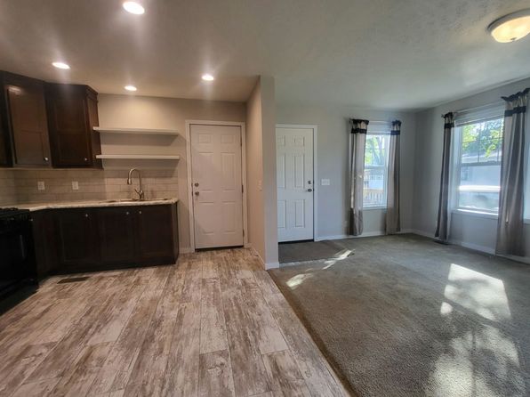 1166 Country Clb, Elgin, IL 60123