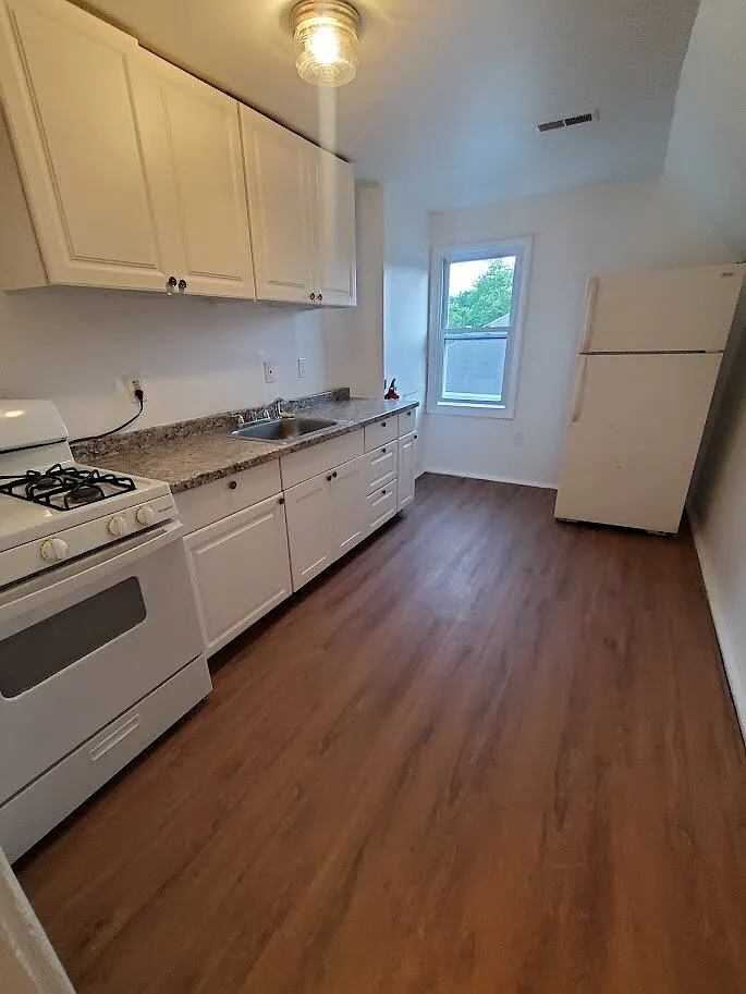 2 bed, 1.0 bath, 650 sqft, $1,700 — Photo 1