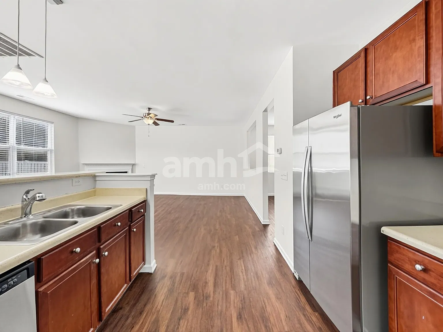 3 bed, 2.5 bath, 2392 sqft, $2,405 — Photo 4