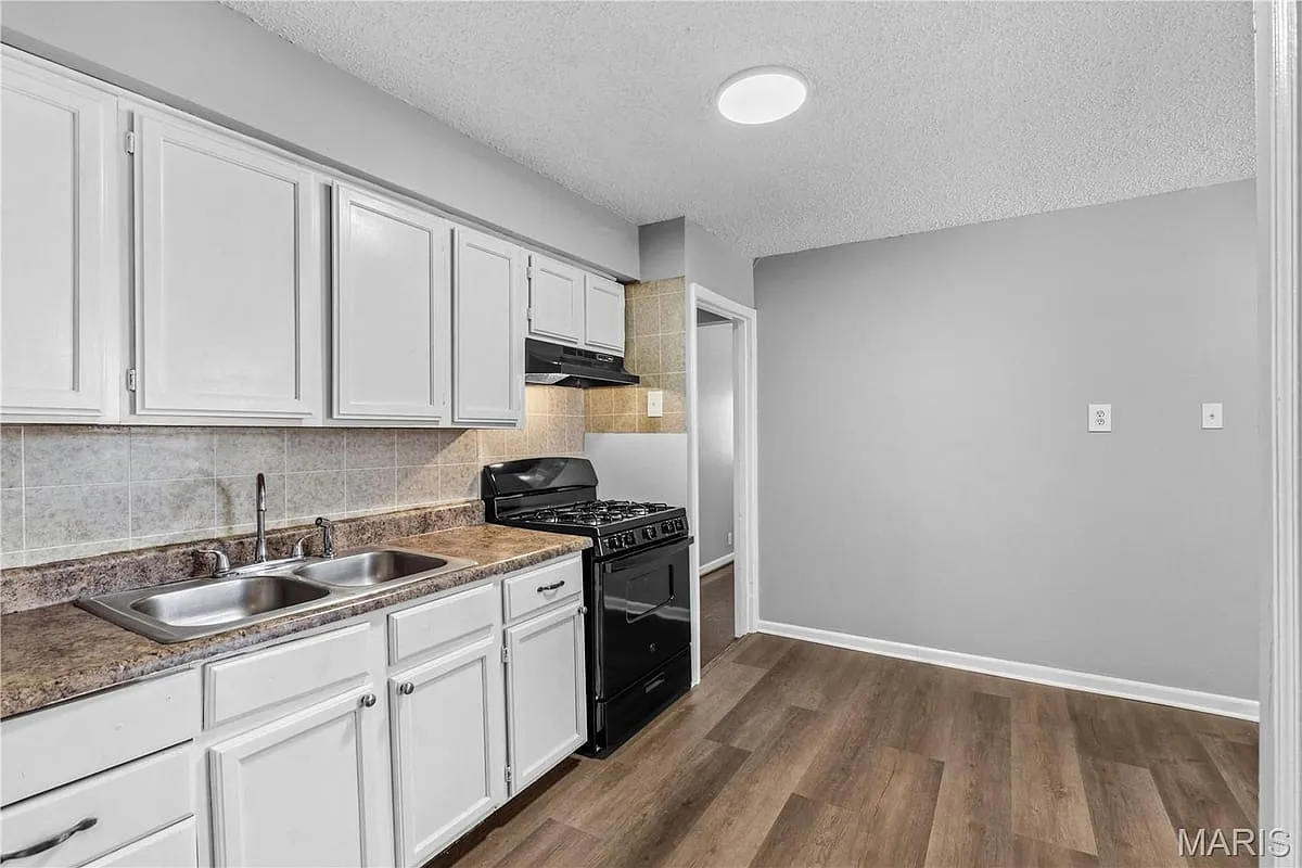 7471 Sharon Dr — Photo 2