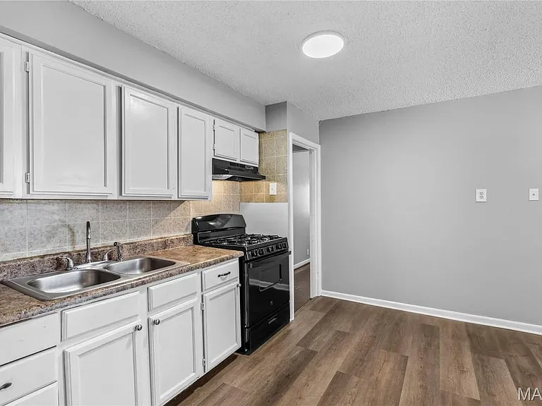 7471 Sharon Dr — Photo 2