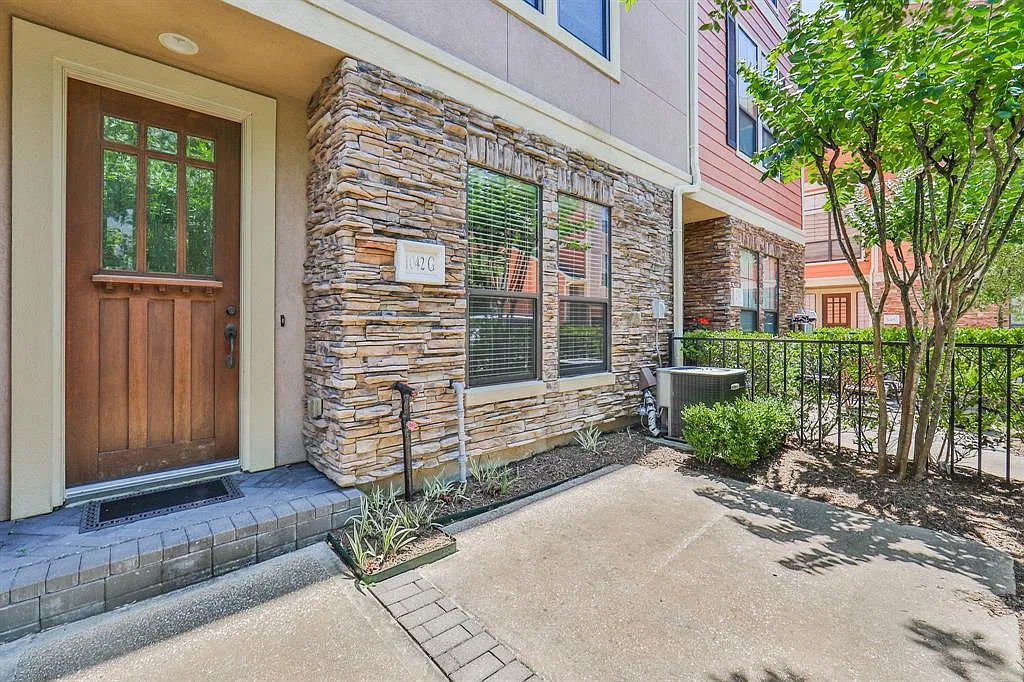 3 bed, 2242 sqft, $3,200 — Photo 4