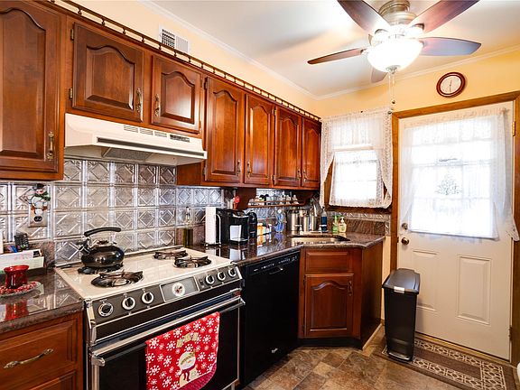 5th image of 97 Cambridge Dr