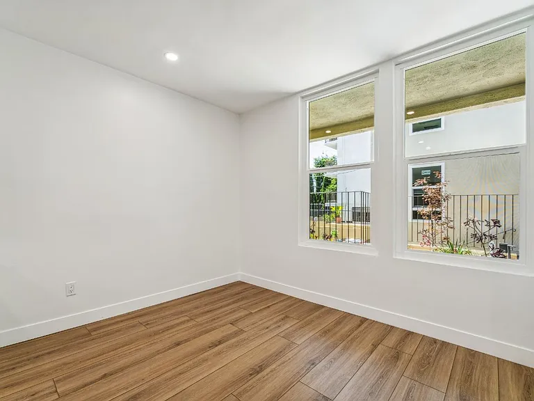 Embassy Terrace — Photo 16