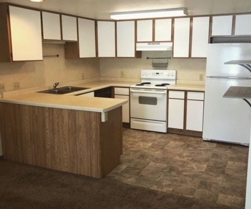 1st image of 204 E Oak St #138