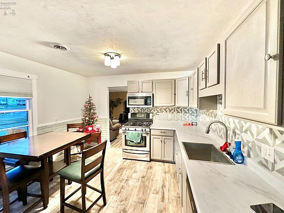 3rd image of 1206 E Larchmont Dr