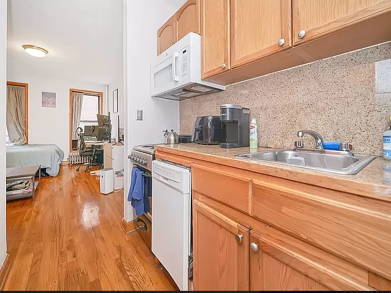 331 W 43rd St #3B — Photo 4