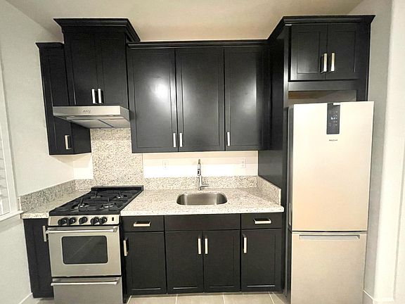 Kitchenette (gas stove, storage, refrigerator)