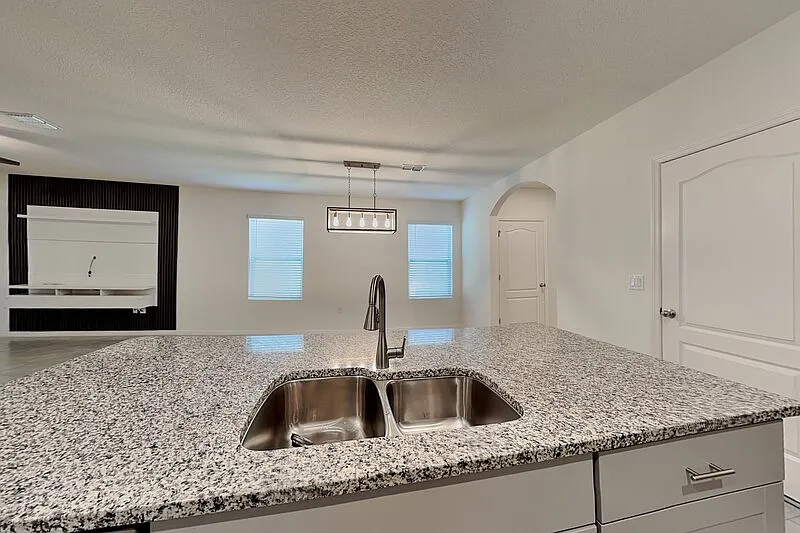 5 bed, 3.0 bath, 2447 sqft, $2,799 — Photo 4