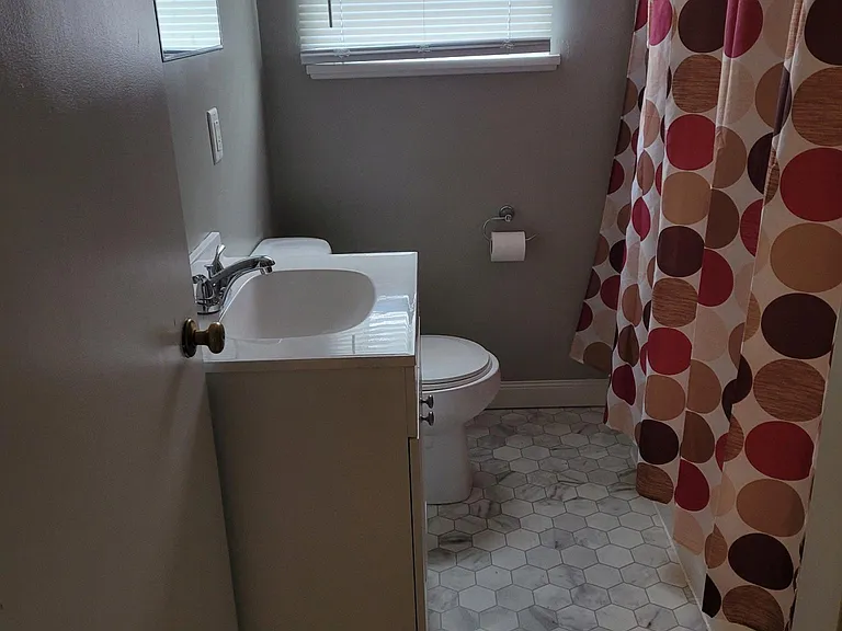 526 E Division St — Photo 3