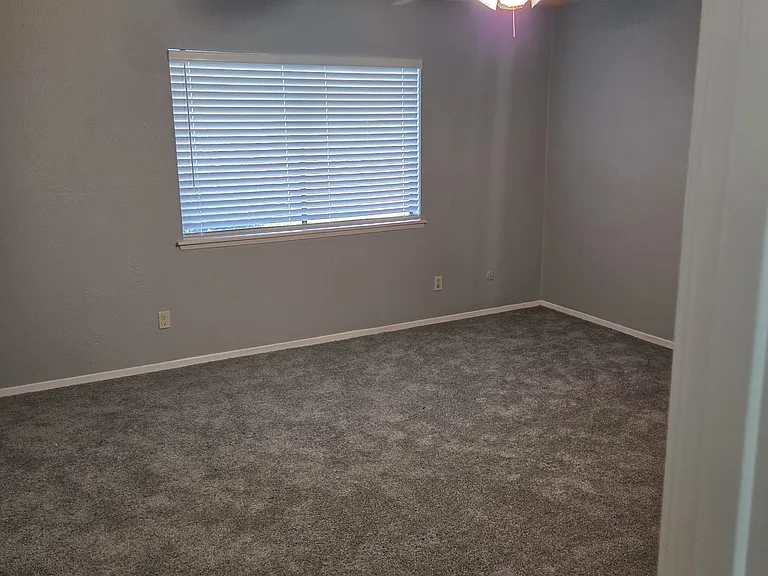 605 Hillcrest St — Photo 7