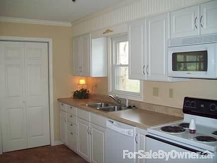 Cottage Kitchen
						:
						Under cabinet lighting
