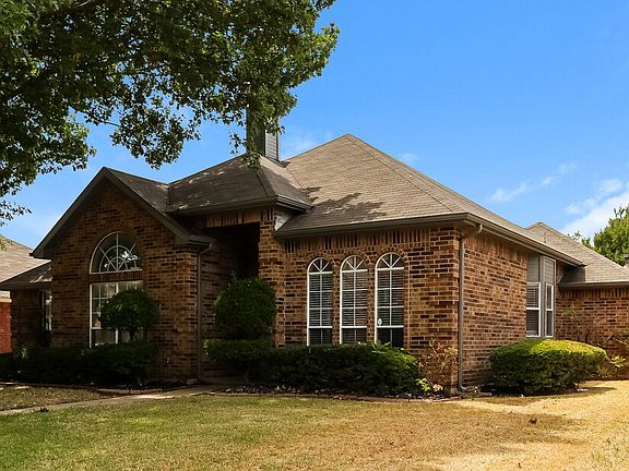 3rd image of 1029 Hampshire Ln
