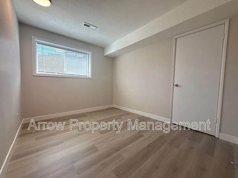5725 S 34th St — Photo 7