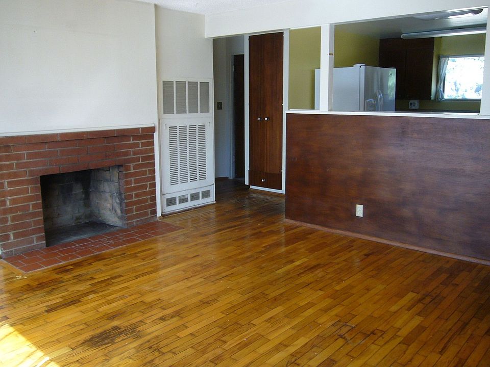 2nd image of 14030 Roslyn Pl N