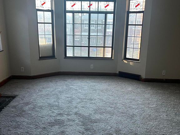 5th image of 2943 Leslie St