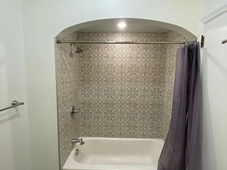 tub with tile surround