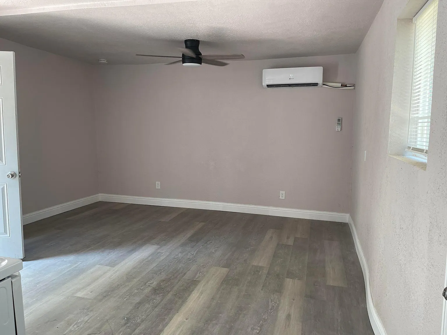 1 bed, 400 sqft, $885 — Photo 2