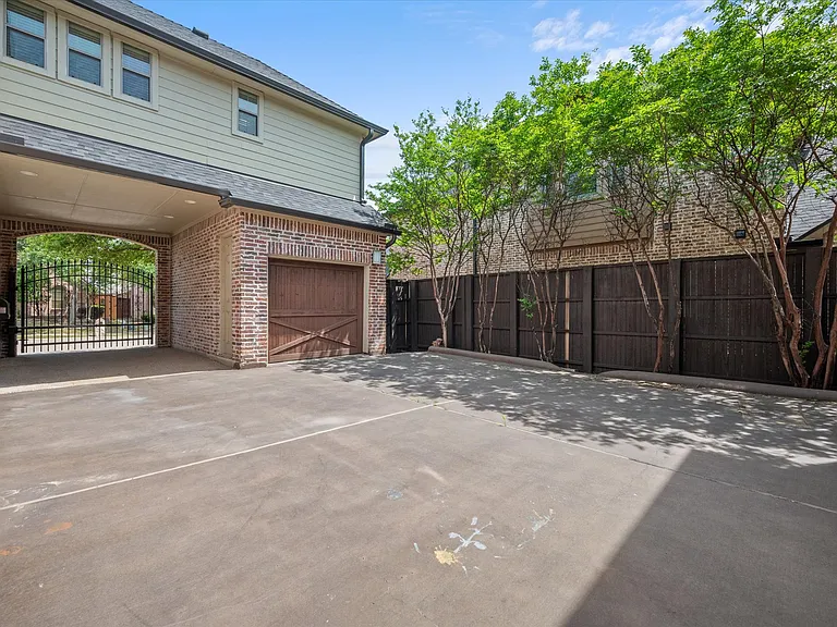 10941 Yorkshire Ln — Photo 48