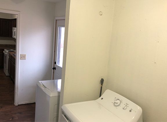 5th image of 806 SE H St