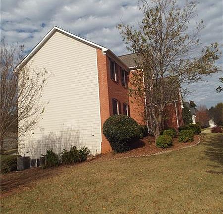 3rd image of 1231 Thorncliff Way