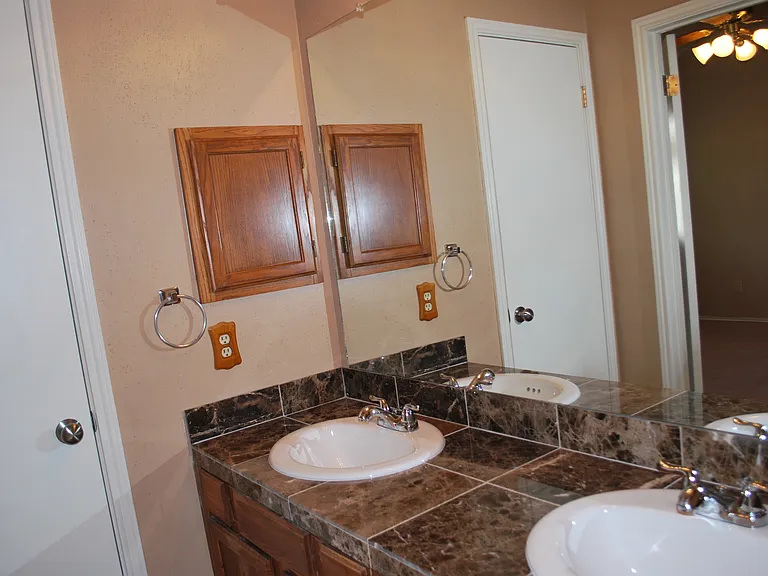 2506 Beverly Cv — Photo 3
