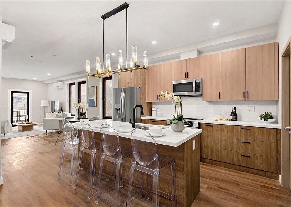 1st image of 14 Schuyler St #2