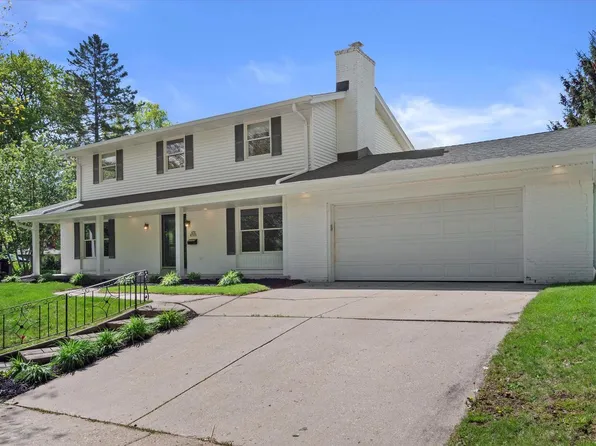 N77W7007 Oak STREET, Cedarburg, WI 53012
