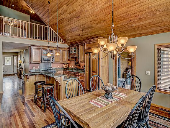 Beautiful kitchen/dining rm