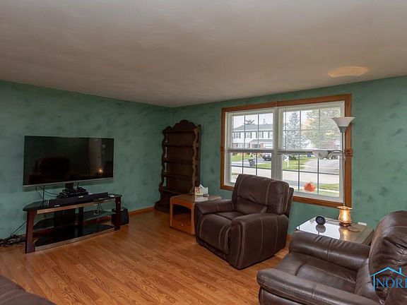 4th image of 215 Southwood Dr