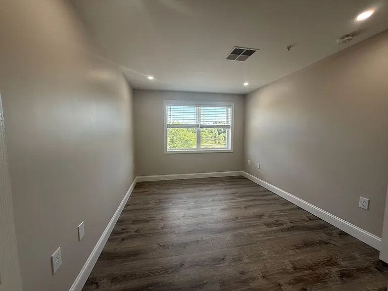 Pondsview Apartments — Photo 59