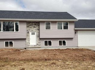 1049 Shannon St, Neenah, WI 54956