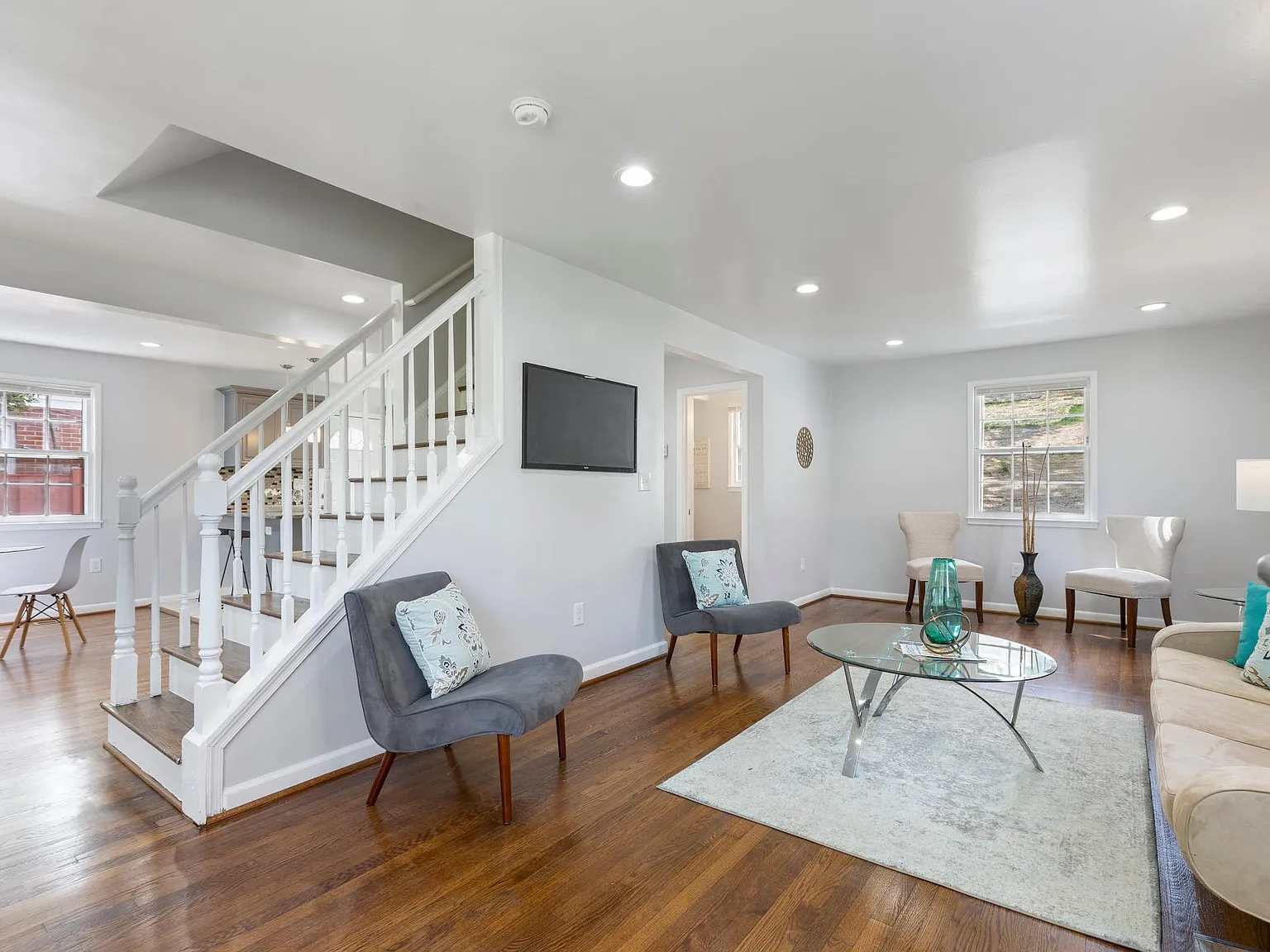 7 bed, 3.5 bath, 2500 sqft, $8,195 — Photo 3