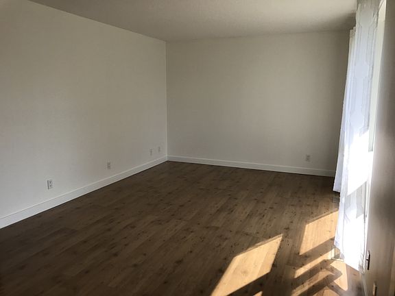 5th image of 5817 41 Street Cres