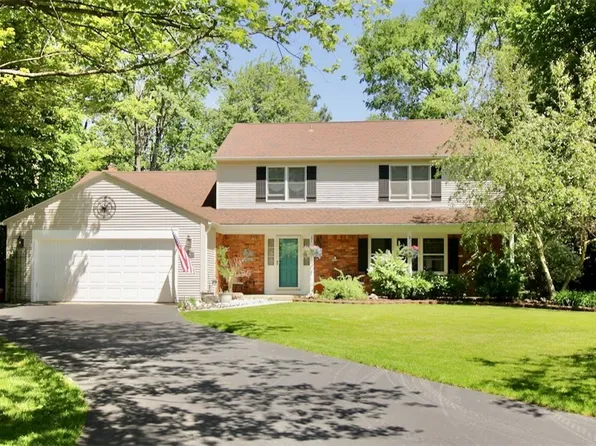 61 Tanglewood Dr W, Orchard Park, NY 14127