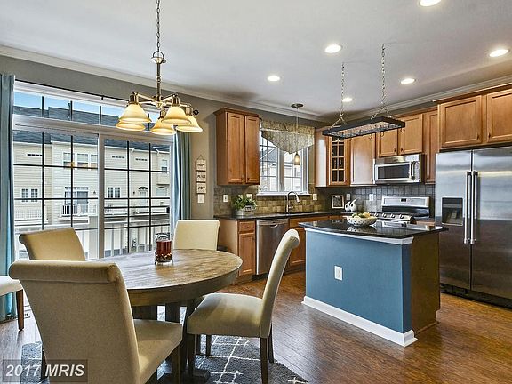 Eat-In Kitchen with Breakfast Area