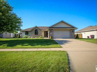 416 Barrington Dr, Sergeant Bluff, IA 51054
