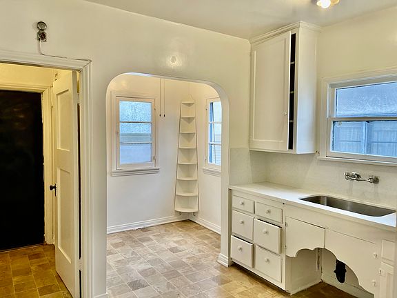 4th image of 2424 W Grand Ave #B