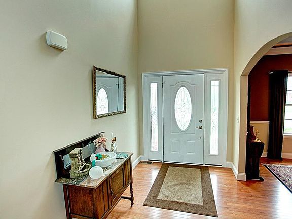 2nd image of 1345 Lyndhurst Dr