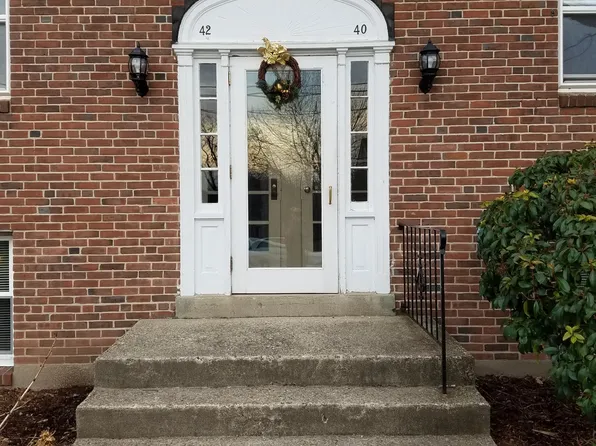 40 Arnold Way #40A, West Hartford, CT 06119