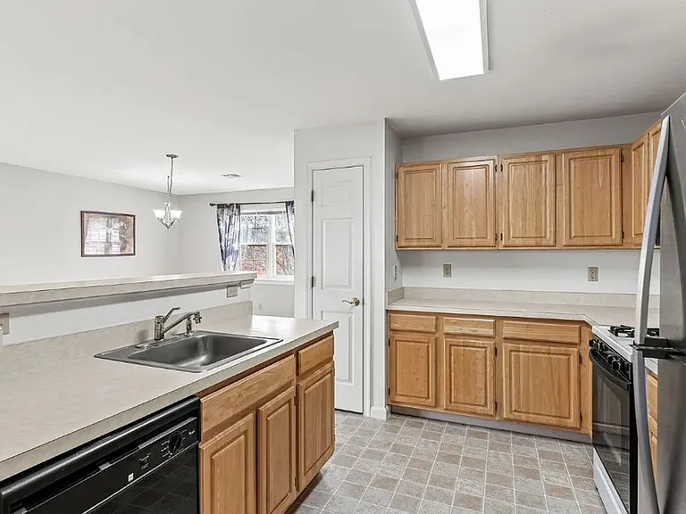 122 Sparrow Rd — Photo 5
