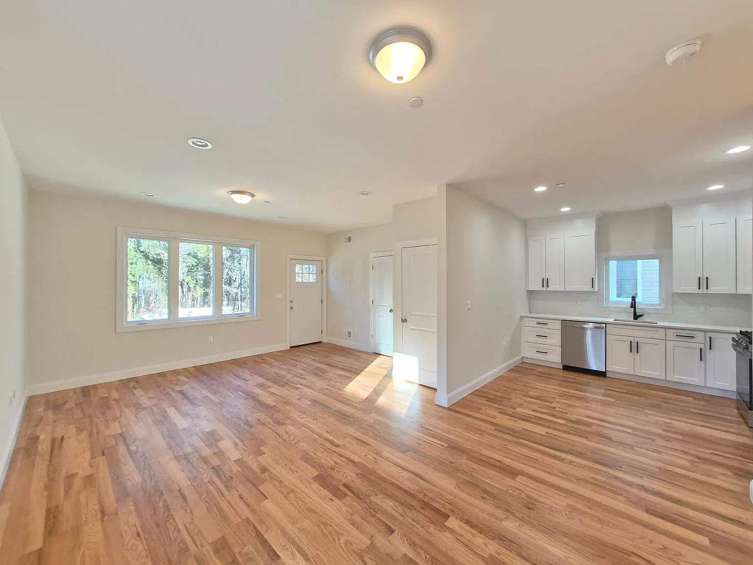 3 bed, 2000 sqft, $3,800 — Photo 3