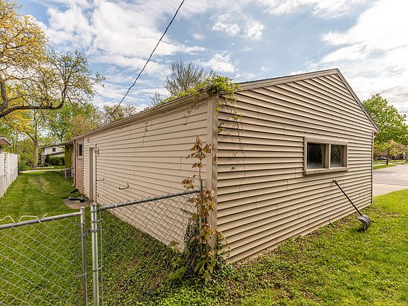 3rd image of 2215 Runnymede Blvd
