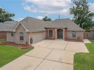 318 Madewood Dr, Destrehan, LA 70047