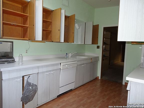 4th image of 2902 Woodcrest Dr