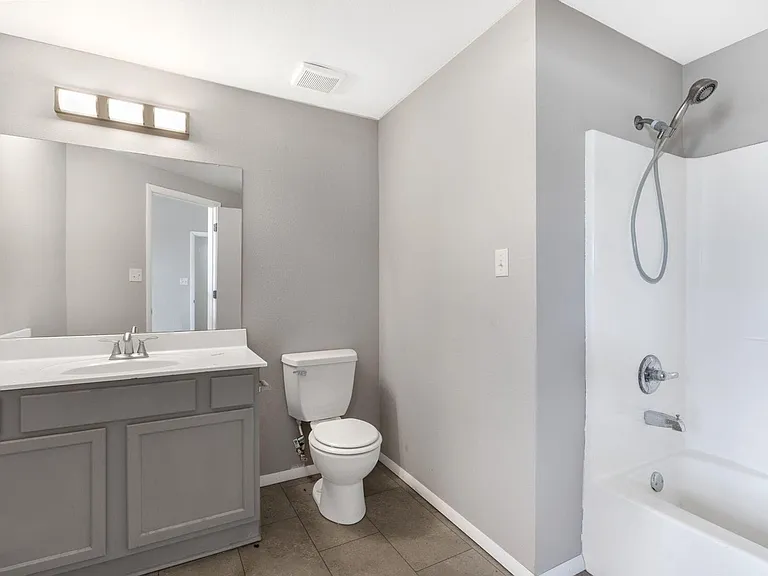 710 W Walnut St — Photo 2