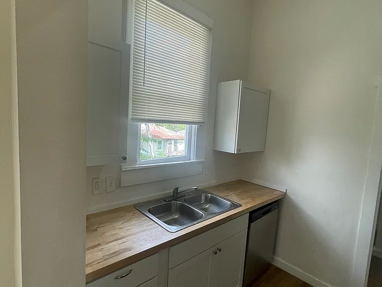1815 E Houston St #1 — Photo 5