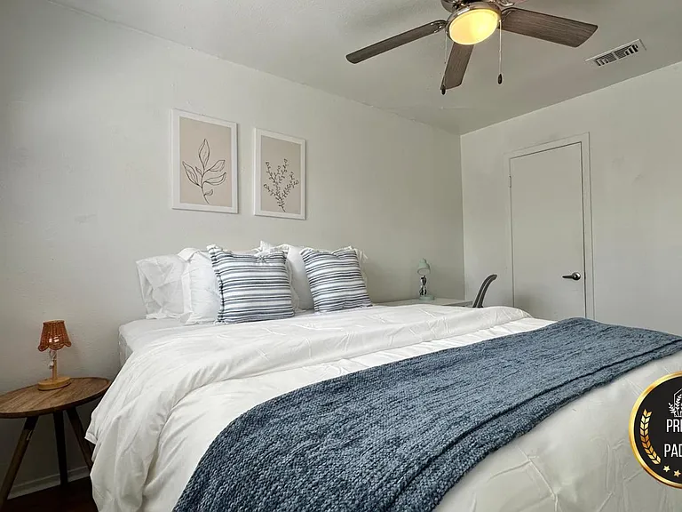Such a bright and beautiful room!