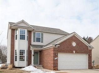416 Savannah Ln, Chelsea, MI 48118