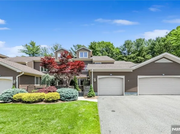 238 Westervelt Ln, Mahwah, NJ 07430